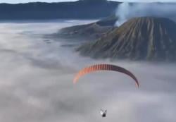 Viral Wisatawan Paralayang di Gunung Bromo, Ini Respons Balai Besar TNBTS<