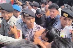 Rekonstruksi Oknum Polisi Bunuh Kekasih di Indramayu Ricuh, Keluarga Ngamuk Serang Pelaku<