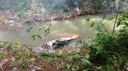 Petugas Evakuasi Mobil Hanyut Terseret Banjir Bandang di Bali<