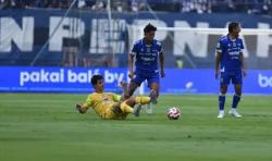 Persib Gilas Persebaya, Debut Thom Haye dan Eliano Reijnders Diganggu Hujan Deras<
