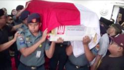 Isak Tangis Iringi Pemakaman Pilot Helikopter yang Jatuh di Tanah Bumbu<