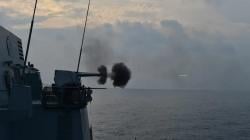 Kapal Perang Terbaru TNI AL Unjuk Kekuatan, Dentuman Meriam Getarkan Laut Surabaya<