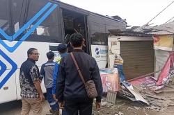 Kronologi Bus Transjakarta Kecelakaan di Pulogebang, Tabrak 4 Ruko Pedagang