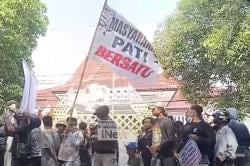 Pati Bergejolak, Warga Demo Tuntut Pemakzulan Bupati Sadewo<