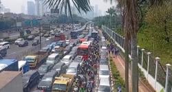 Ribuan Buruh Demo di Depan DPR, Lalin Gatsu Arah Slipi Macet Pagi Ini