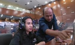 Dari Senyum Sampai Salah Fokus, Beginilah Azbun saat Jadi Call Center