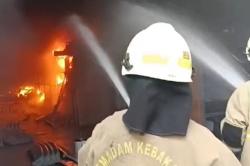 Kebakaran Pabrik di Cengkareng Jakbar, Damkar Berjibaku Padamkan Api