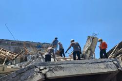 SAR Brimob Polda Jatim Sisir Reruntuhan Bangunan Ponpes Al Khoziny, Percepat Penyelamatan