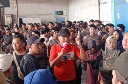 JPM Tanah Abang Sepi Pembeli, Ratusan Pedagang Demo di Depan Kantor Pengelola