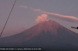 Gunung Semeru Erupsi Pagi Ini, Muntahkan Kolom Abu Setinggi 400 Meter dari Puncak