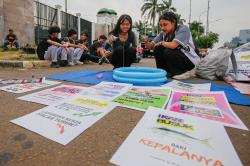 Rapat Dengar Pendapat Warga, Mahasiswa Piknik di Depan Gedung DPR