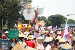 Tolak Reklamasi, Warga Pulau Pari Bawa Kapal One Piece 