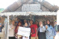 Bupati dan Wabup Serang Salurkan Bantuan untuk Warga Pulau Panjang<