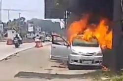 Minibus Terbakar di Dekat Gerbang Tol Salatiga, 4 Penumpang Selamat<
