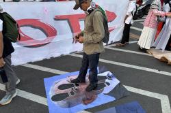 Dukung Palestina, Massa Aksi di Patung Kuda Injak Bendera Israel dan Foto Netanyahu