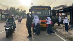 Brimob Polda Jabar Luncurkan Bus Sekolah Gratis Pelajar di Pelosok Tasikmalaya, Simak Rutenya<