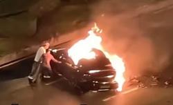 Mobil Listrik Terbakar, Pintu Elektronik Terkunci Makan Korban Jiwa