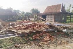 Bencana Angin Puting Beliung di Grobogan, 7 Rumah Roboh hingga Banyak Pohon Tumbang<