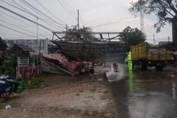 Hujan Deras dan Angin Kencang Terjang Semarang, Puluhan Rumah Rusak Berat<