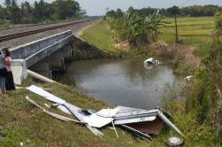 Kecelakaan Maut Kereta Api Tabrak Mobil Operasional MBG di Purworejo, 2 Orang Tewas<