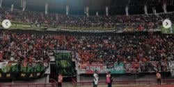So Sweet! Bonek dan The Jakmania Berdampingan Mesra di Gelora Bung Tomo