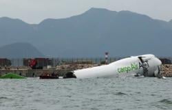 Pesawat Tergelincir di Bandara Hong Kong hingga Masuk Laut, 2 Orang Tewas
