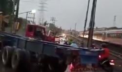 Truk Trailer Tertabrak KA Harina di Semarang, KAI Minta Maaf atas Keterlambatan