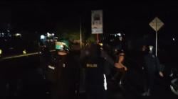 Sorong Ricuh, Polisi Tembakkan Gas Air Mata untuk Bubarkan Massa<