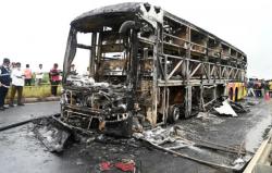 Bus Terbakar setelah Ditabrak Sepeda Motor, 25 Orang Tewas