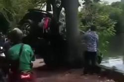 Hilang Kendali, Mobil Ford Nyemplung ke Kali di Daan Mogot Jakbar