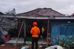 Angin Puting Beliung Rusak Puluhan Rumah di Kroya Indramayu, 1 Orang Tewas<