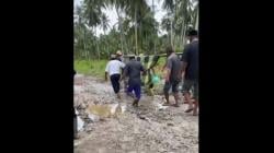 Viral! Warga Gotong Jenazah 5 Kilometer akibat Jalan Rusak dan Berlumpur di Asahan<