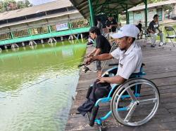 Potret Penyandang Disabilitas Ikuti Turnamen Mancing