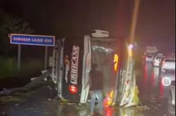 Kecelakaan Maut di Tol Semarang-Batang, Bus PO Haryanto Terguling Tewaskan 3 Penumpang<