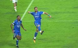 Persib Unggul 1-0 atas Persis di Babak Pertama! Luciano Guaychocea Cetak Gol Lalu Diusir