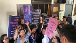 Praperadilan Ditolak, Pendukung Khariq Anhar Bentangkan Poster Protes di PN Jaksel