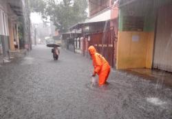Jakarta Diguyur Hujan Deras, 35 RT dan 1 Ruas Jalan Terendam Banjir