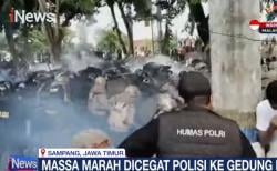 Demo Warga Tuntut Pilkades Serentak di DPRD Sampang Ricuh, Polisi Tembakkan Gas Air Mata<