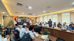 Wamensesneg Temui Massa Guru Madrasah yang Minta Diangkat Jadi PPPK