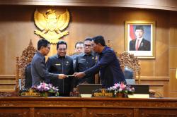 Rapat Paripurna ke-5 DPRD Badung, Bupati Adi Arnawa Sampaikan Rancangan APBD 2026<