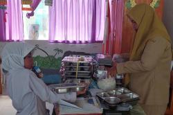 Kisah Haru Siswi SD di Polewali Mandar, Bawa Pulang Makanan MBG ke Rumah untuk Ibu dan Adik<