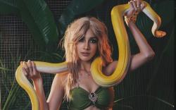 Potret Anya Geraldine Bawa Ular Besar seperti Britney Spears saat Rayakan Halloween