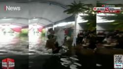 Resepsi Pernikahan Warga di Semarang Digelar di Tengah Banjir<