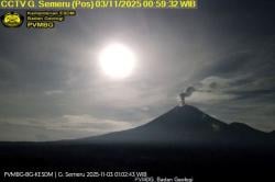 Gunung Semeru Erupsi, Muntahkan Abu Vulkanis Setinggi 700 Meter dari Puncak<