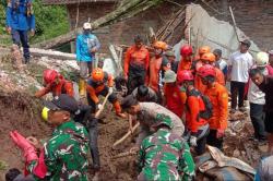 Identitas 4 Orang Sekeluarga Tewas Tertimbun Longsor dalam Rumah di Trenggalek<