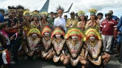 Kunjungi Manokwari, Wapres Gibran Disambut Tarian Adat Papua<