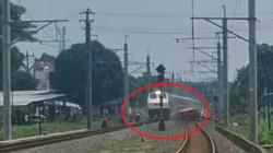 Detik-Detik Mengerikan KA Bangunkarta Maut Tabrak 2 Motor dan Mobil, Terekam Kamera Warga