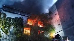 Kebakaran Hebat di Balikpapan, 2 Gudang dan 1 Rumah Hangus Dilalap Api<