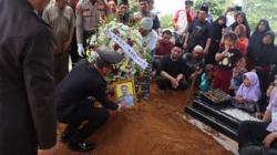 Suasana Duka Selimuti Pemakaman Anggota Polres Mesuji yang Tewas Kecelakaan<