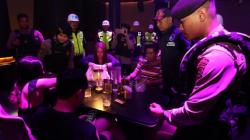 Personel Gabungan Merazia Tempat Hiburan Malam di Medan, 3 Orang Positif Narkoba<